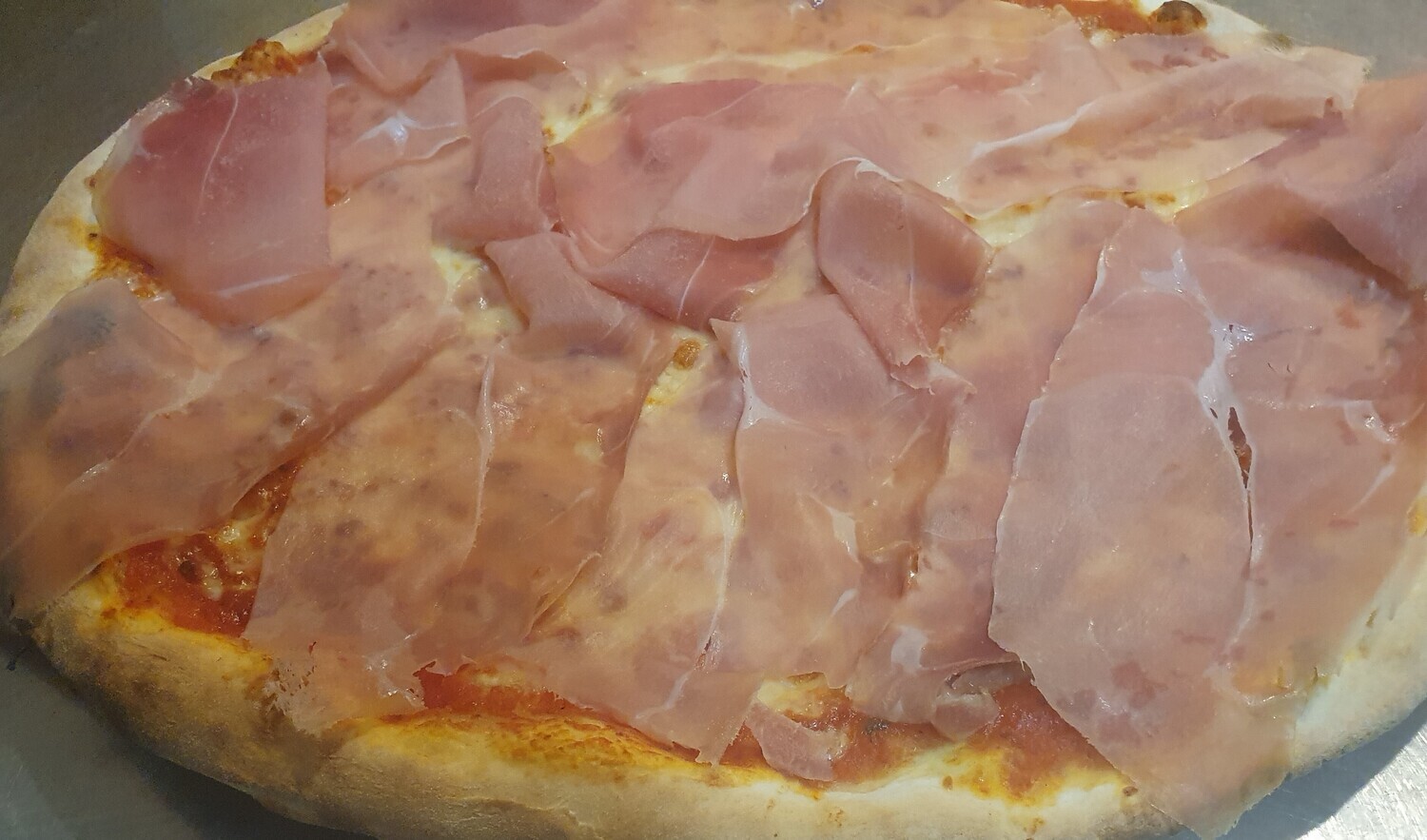 Pizza Parma: sauce tomate, mozzarella, jambon de parme