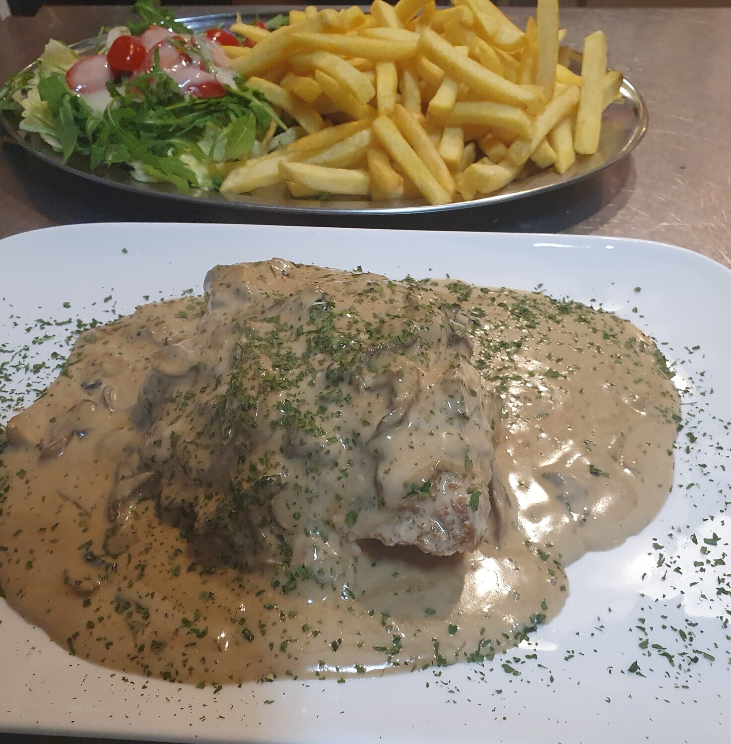 Escalope de porc crème champignons: sauce crème champignons, accompagné de frites et salade