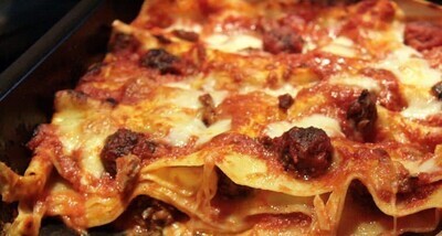 Lasagna Calabrese: pâtes fraîches, bolognaise, salami piquant, nduja, mozzarella, parmesan, crème