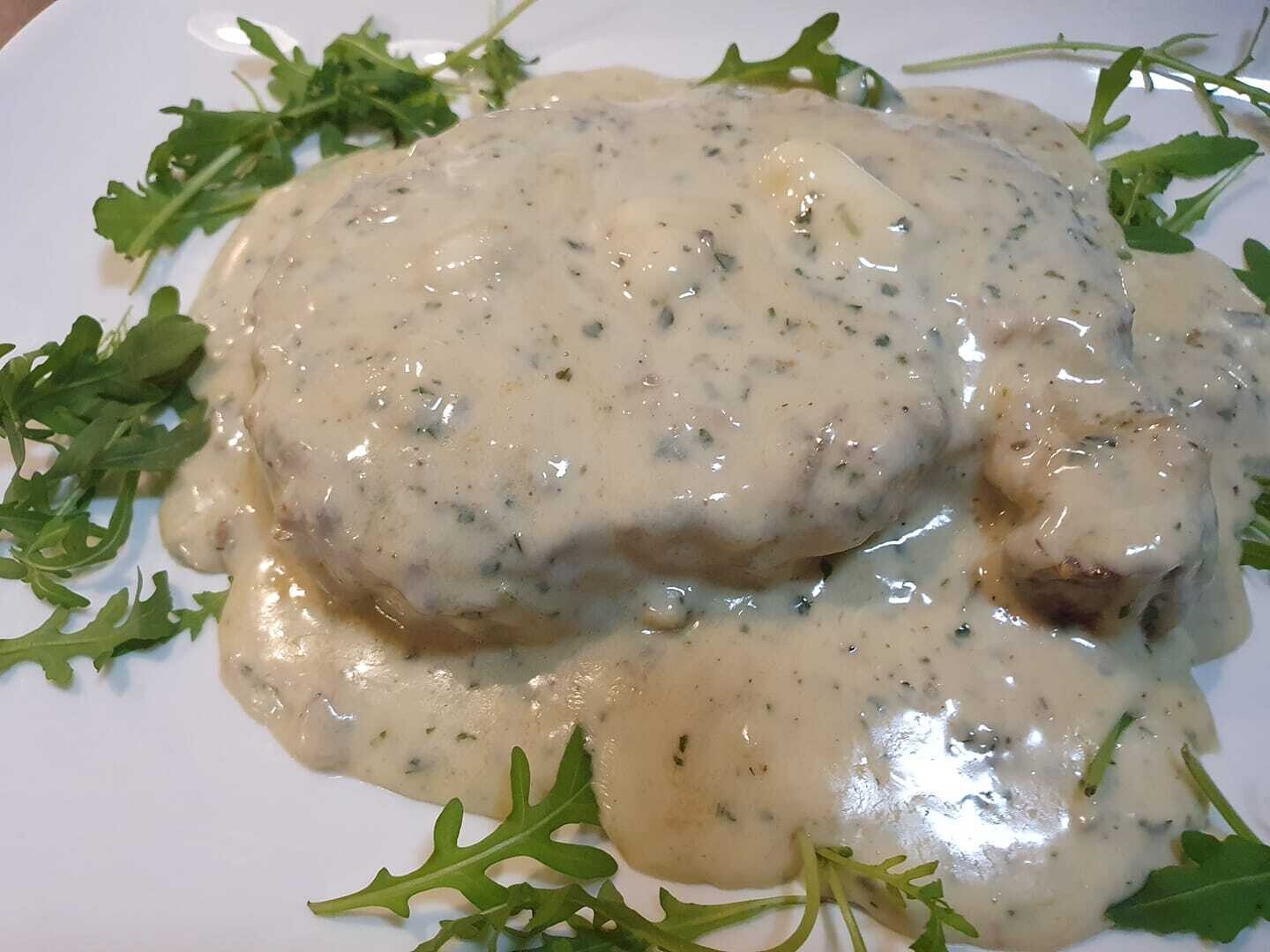 Entrecôte argentine gorgonzola: sauce au gorgonzola, accompagné de frites et salade