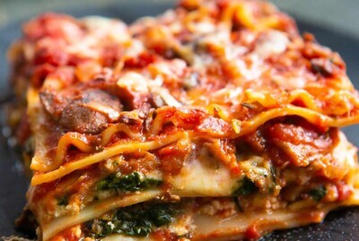 Lasagna vegetariana: ​aubergines grillées, poivrons, pesto, mozzarella, parmesan