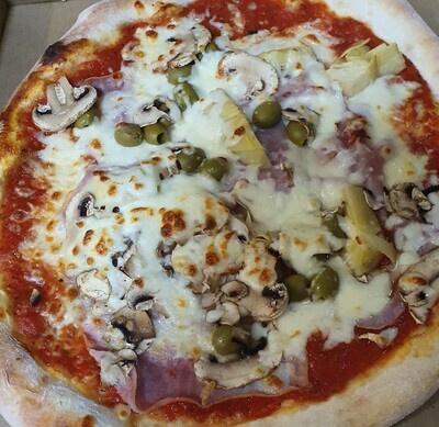 Pizza 4 stagioni:
mozzarella, tomate, artichauts, champignons, jambon, olives