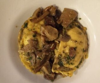 Ravioloni porcini Socco: sauce tomates, tomates cerises, porcini, salsiccia