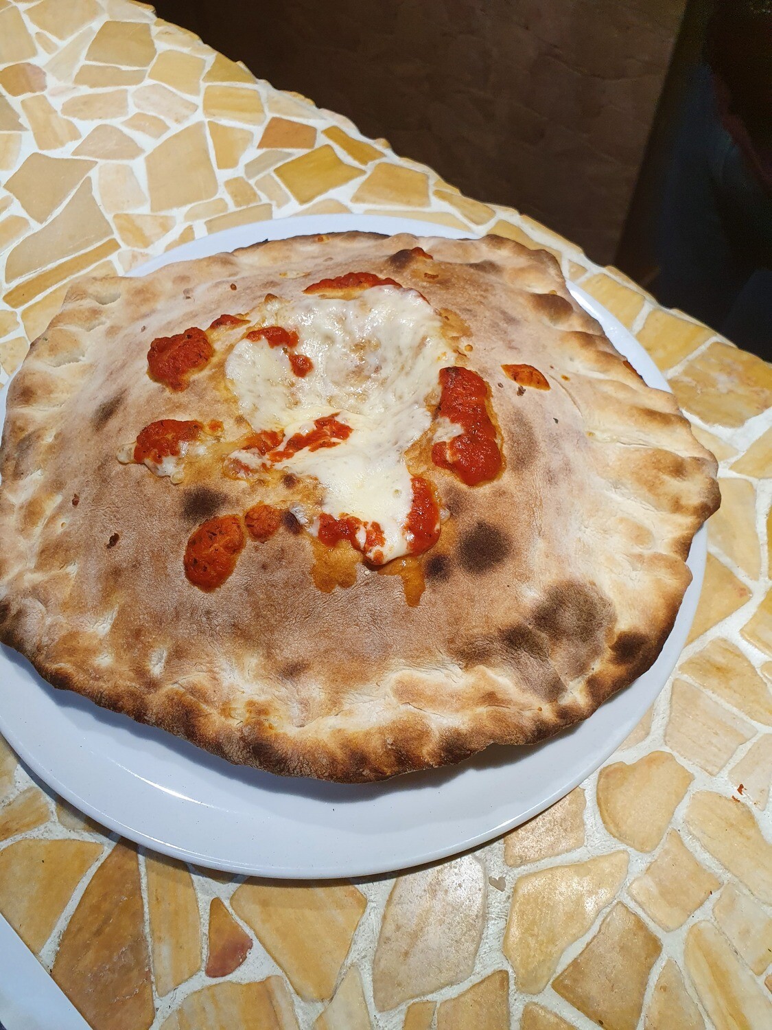 Pizza Stromboli sopresa calabrese: mozzarella, spaghetti bolognese, parmigiano, nduja