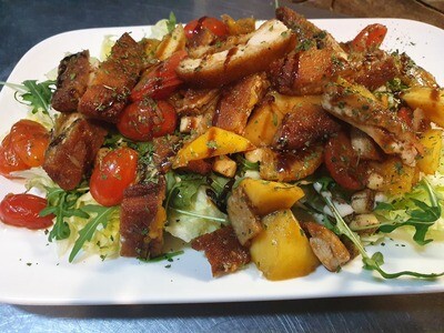 Salade tropicale de poulet: poulet pané, orange, mangue, tomates cerises, croûtons