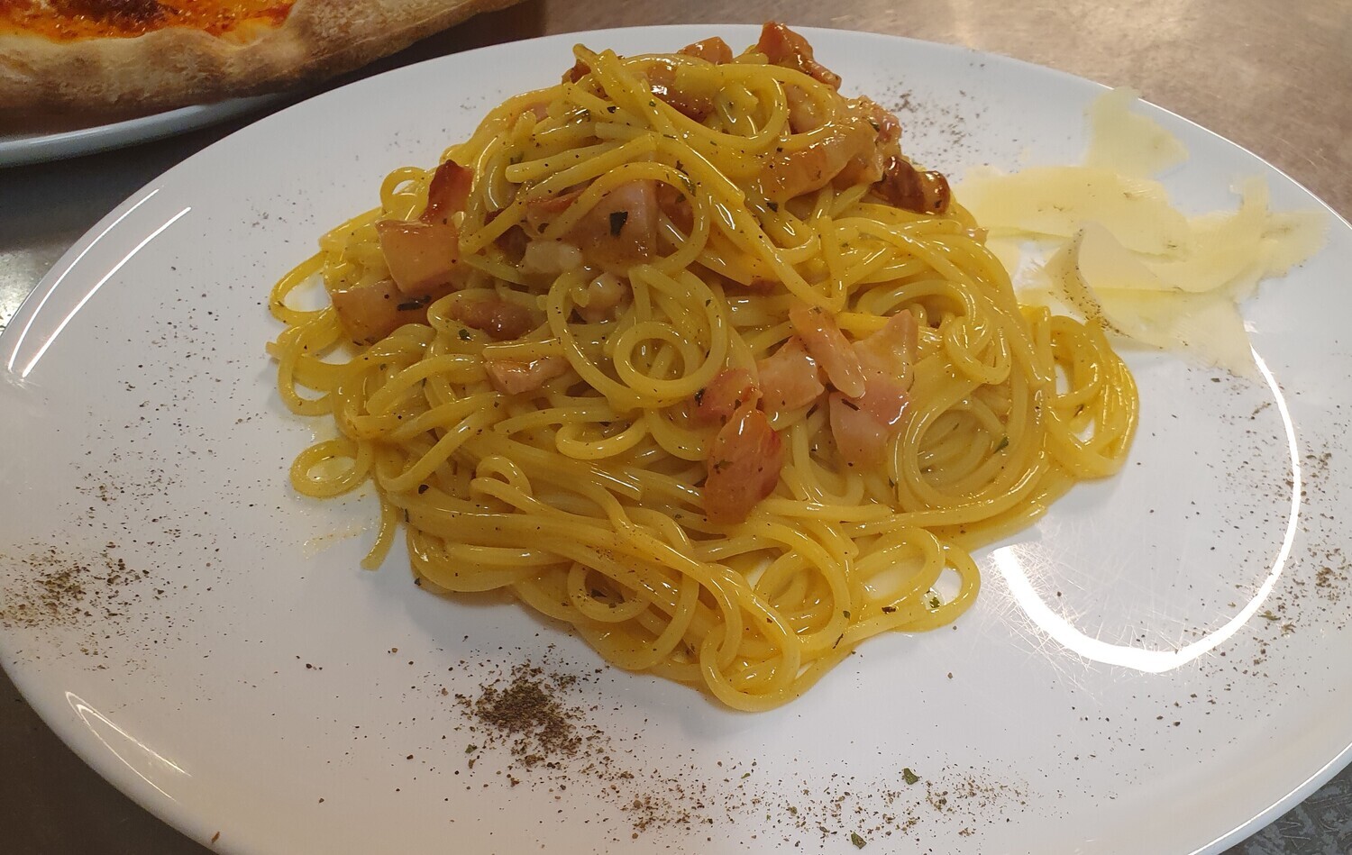 Spaghetti carbonara,guanciale, fromage, épices oeuf