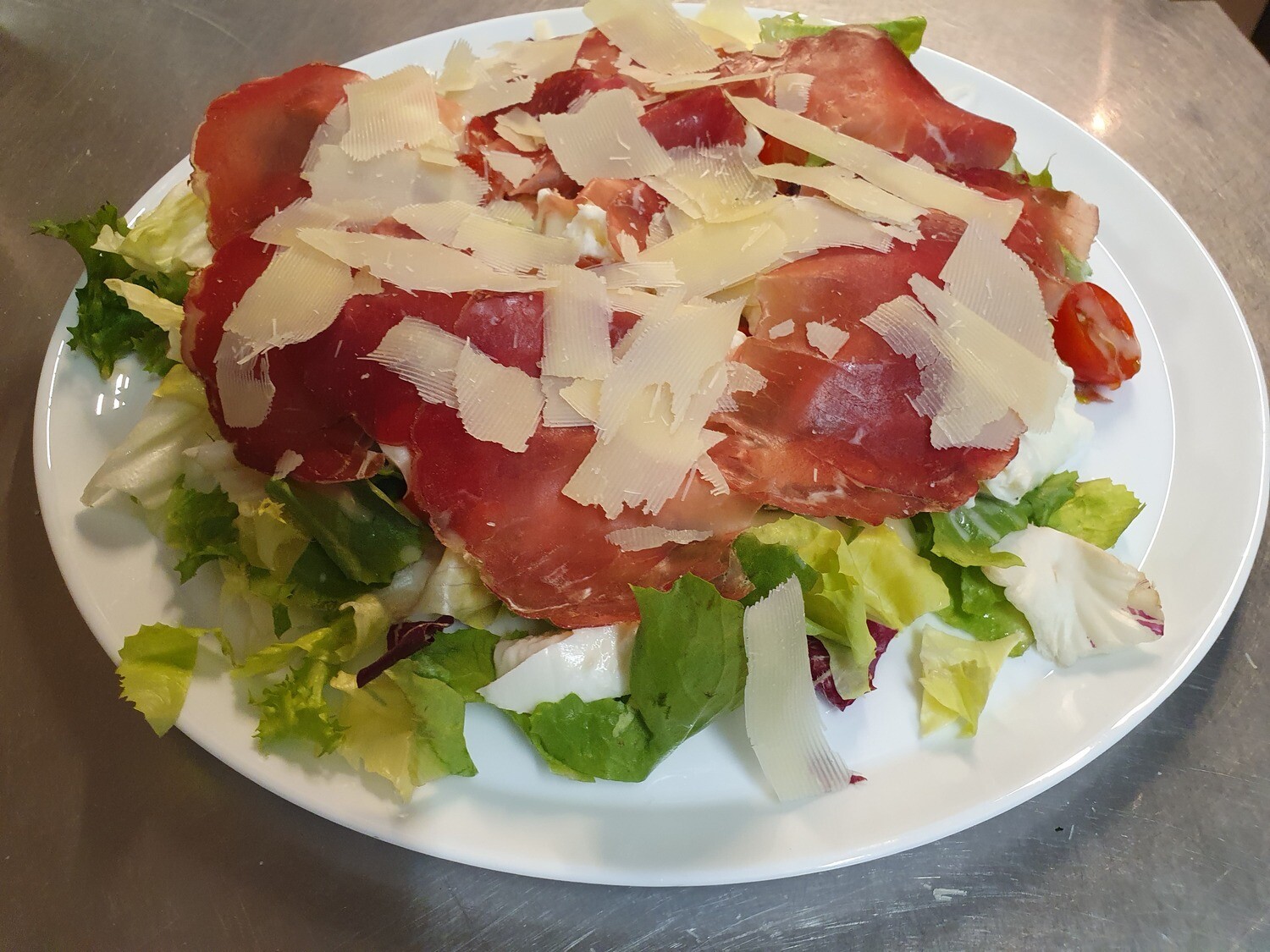 salade bei der Auer, bresaula, mozzarella de bufflonne, tomates cerises, roquette, parmesan