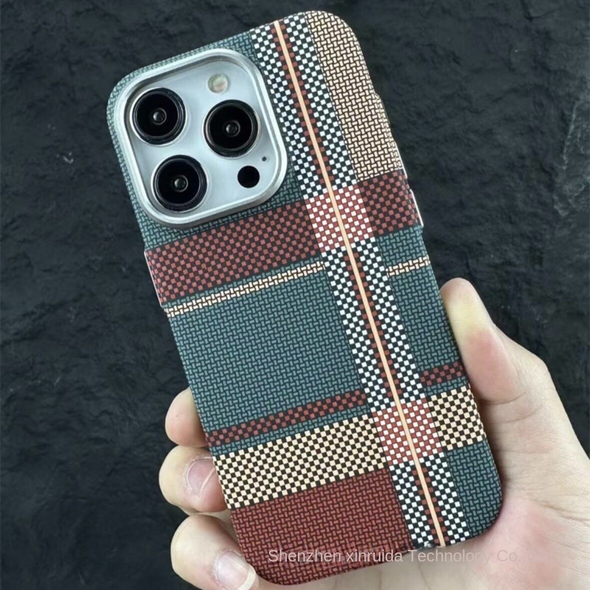 Magnetic Kevlar Carbon Fiber All-inclusive Protective iPhone Case, Color: Kevlar pattern [red and green plaid], Models: Iphone 15