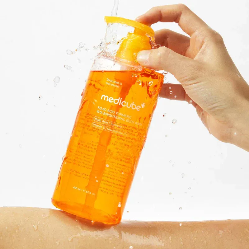 MEDICUBE - KOJIC ACID TURMERIC VITA BRIGHTENING BODY WASH | 400ml