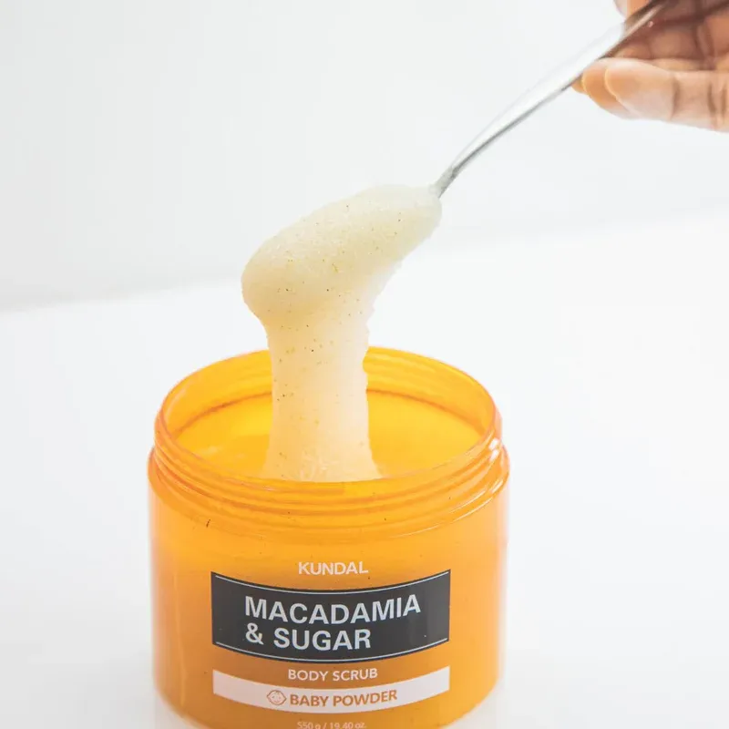KUNDAL - Macadamia &amp; Sugar Body Scrub - Pink Grapefruit | 550 Gr