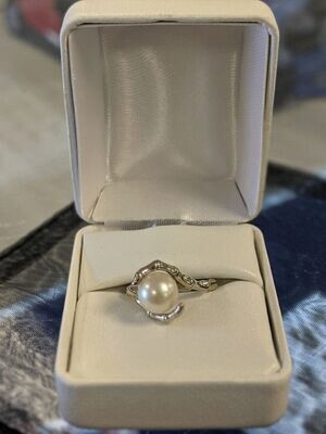 14kt White Gold Ladies Pearl Ring
