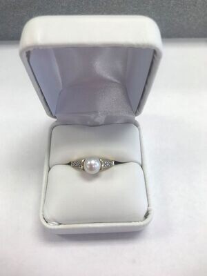 10kt Yellow Gold Pearl & Diamond Ring Size 7