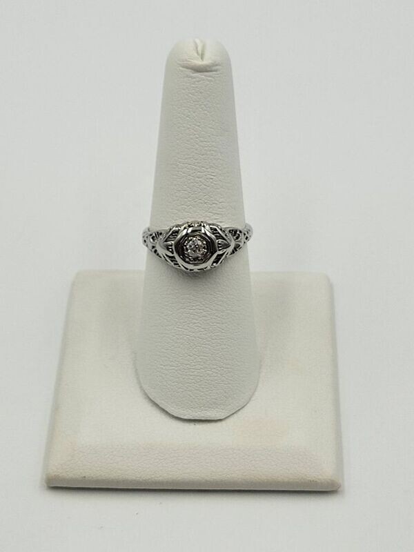 10kt White Gold Vintage Style Diamond Ring Size 7 1/4
