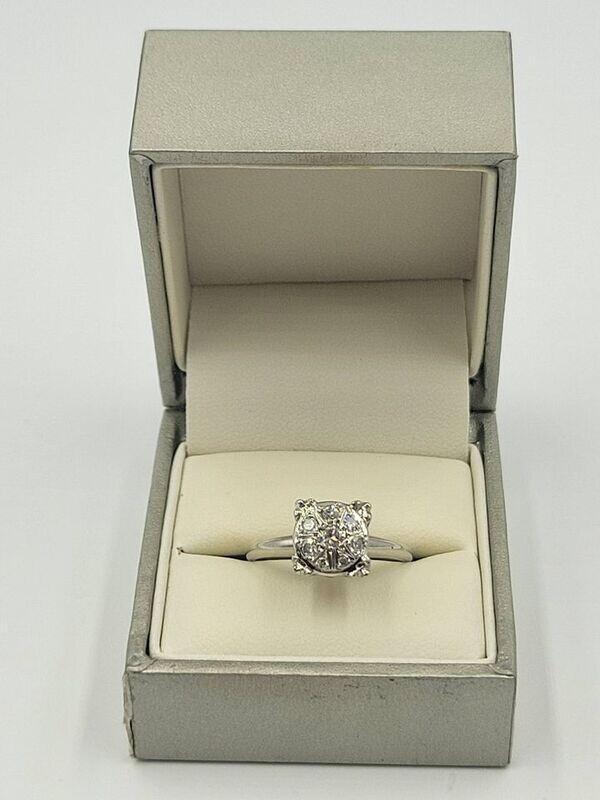 14kt White Gold Round Diamond Cluster Ring Size 8