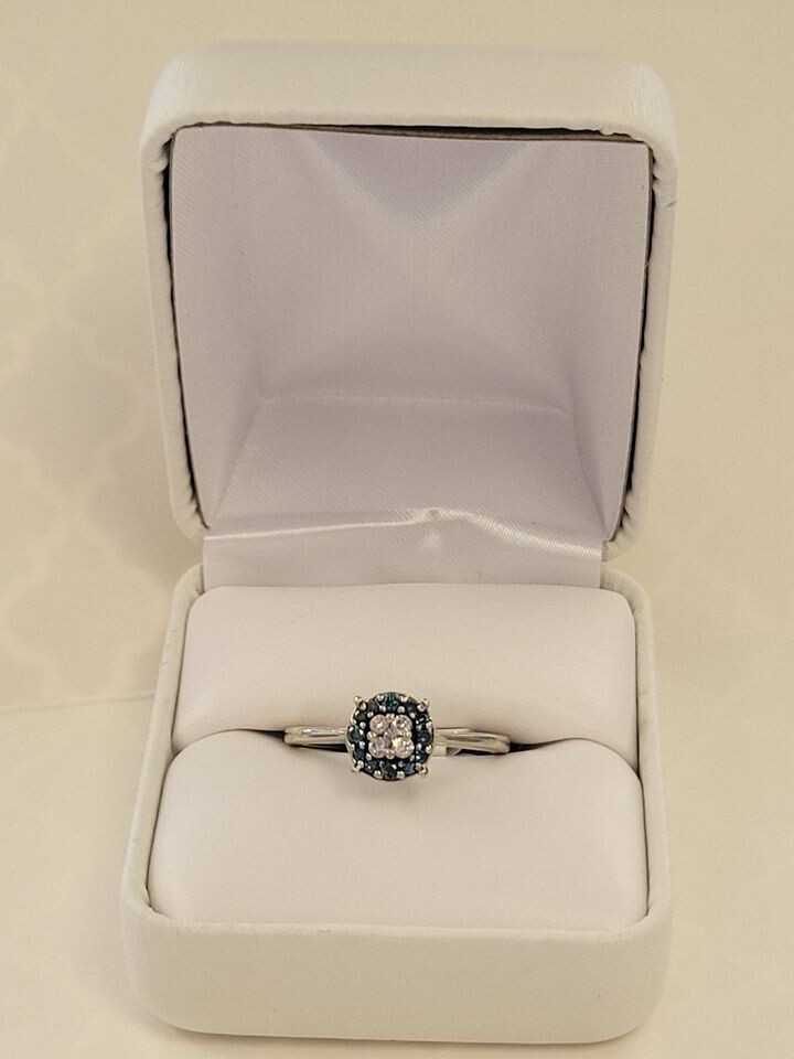 10kt White Gold Teal & White Diamond Ring Size 7 1/4