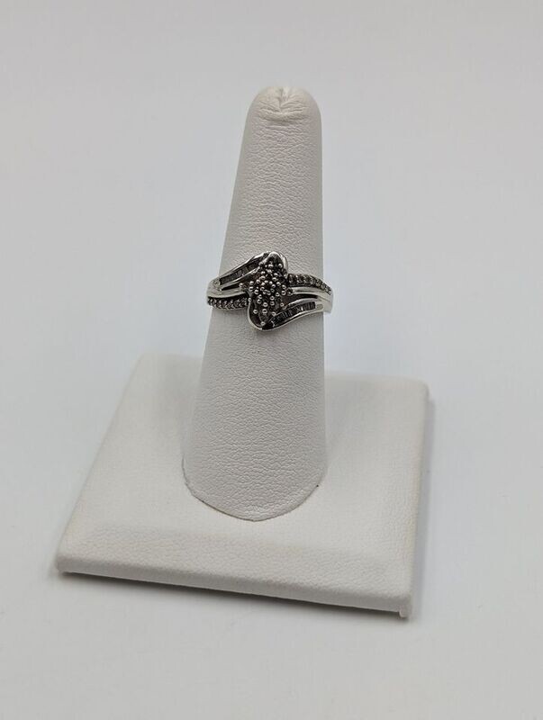 10kt White Gold Diamond Cluster Ring Size 7