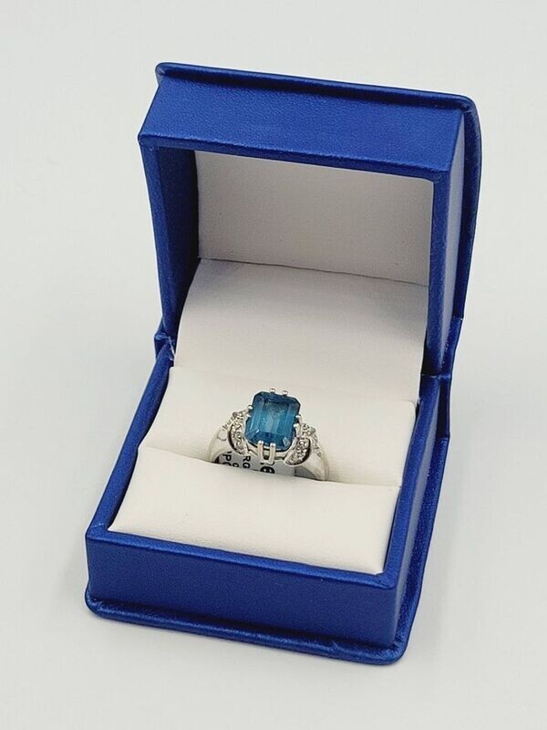 10kt White Gold Teal Colored Stone Diamond Rind Size 8