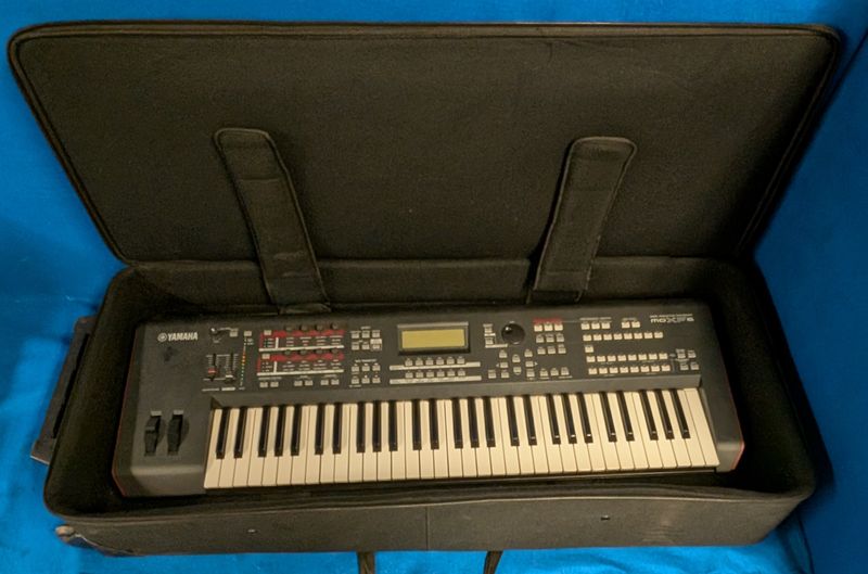 Yamaha Synthesizer MOXF6 Keyboard