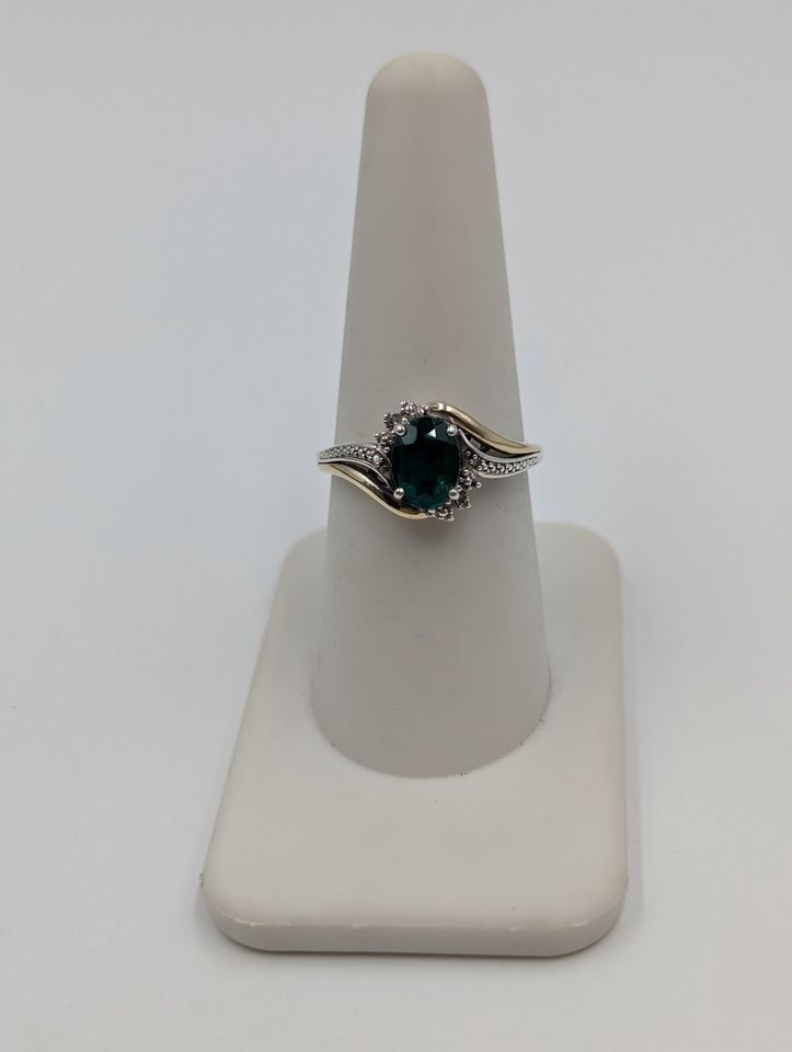 Sterling Silver 2-Tone Oval Green Stone Ring w/ Small Diamonds Size 8 Sterling Silver 2-Tone Oval Green Stone Ring w/ Small Diamonds Size 8