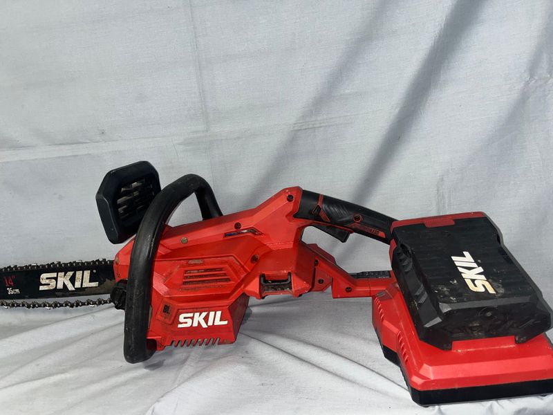 SKIL Battery Powered Chainsaw CS4555-00