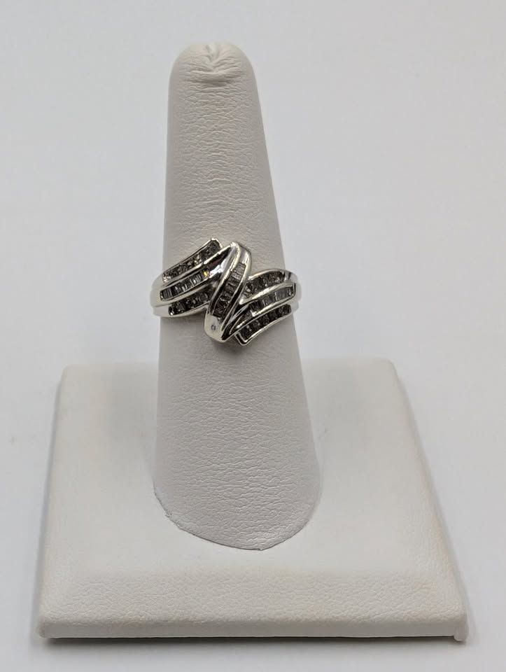 10kt White Gold Diamond Cluster Ring Size 7 1/4