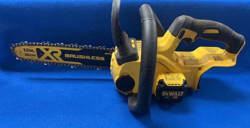 DeWALT 20V MAX Compact Brushless Cordless Chainsaw DCCS620