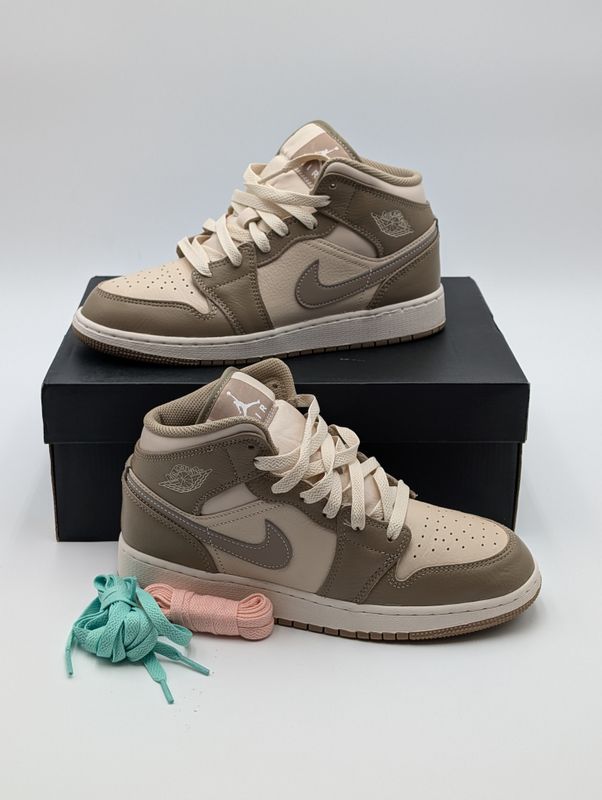 Jordan 1 Mid Legend Brown (GS) Size 6.5Y Sneakers