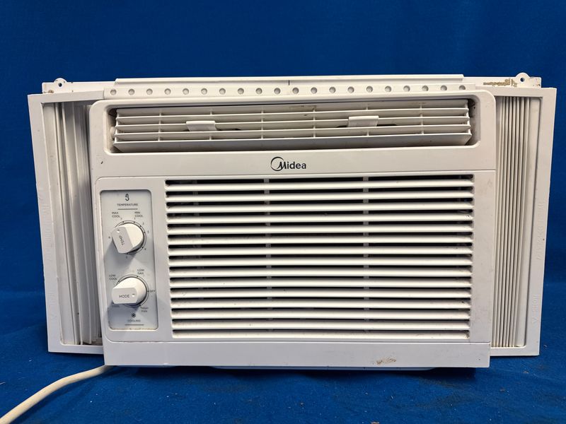 MIDEA 5,000 BTUs Window Mounted AC Unit MAW05M1WWT