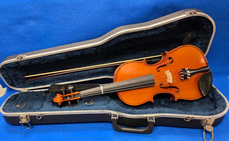Knilling Bucharest 4KT Student Violin w/Hard Case