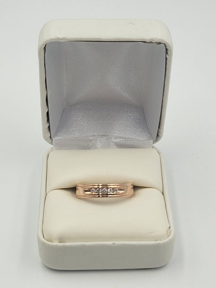10kt Rose Gold Wedding Band w/ Diamonds Size 8