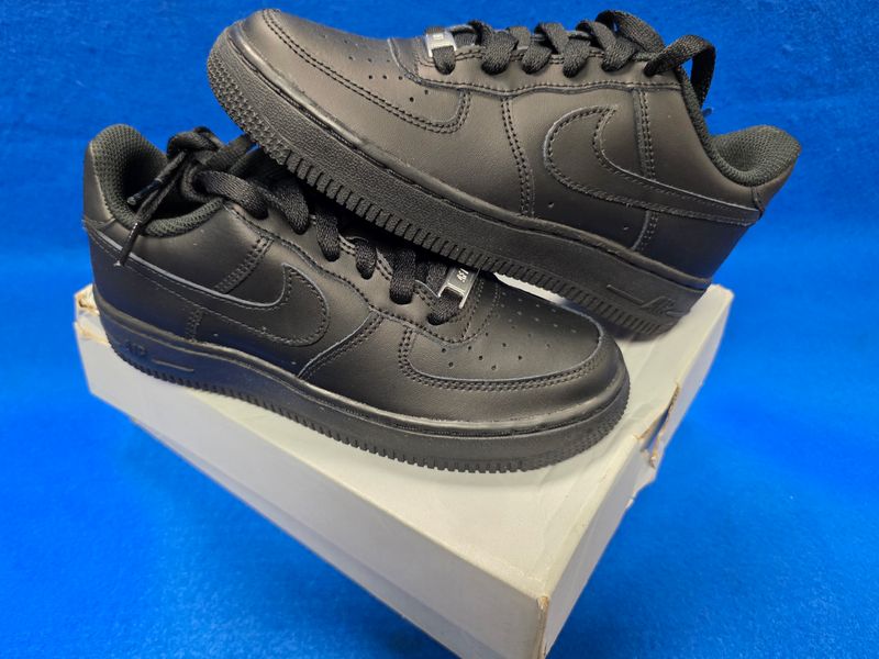 Nike Air Force 1 LE (GS) Size 2.5Y Sneakers