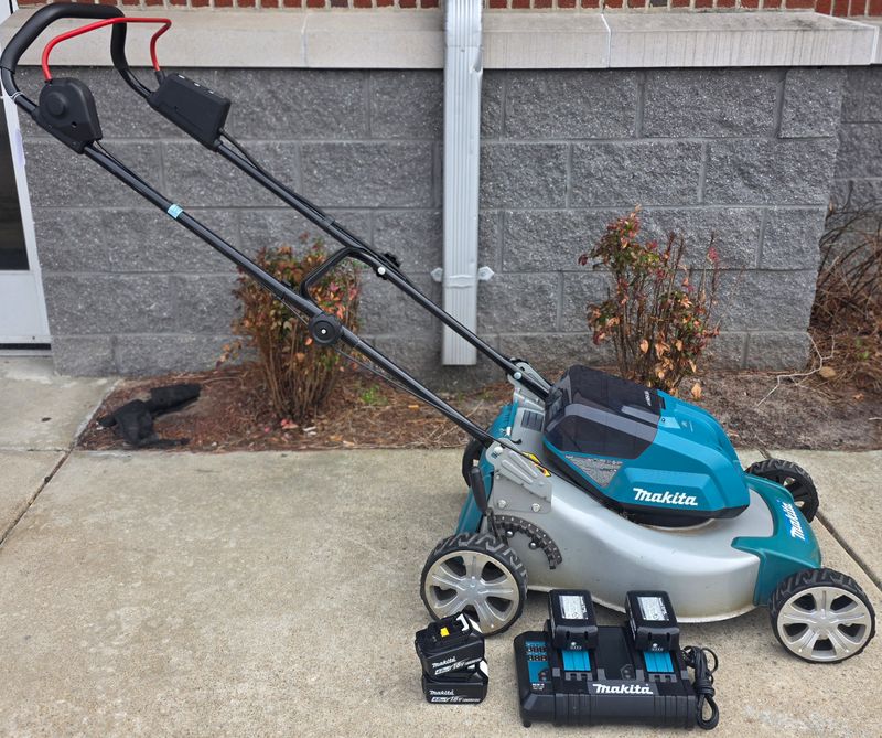Makita Lawn Mower w/2 Batteries & Charger XML03CM1