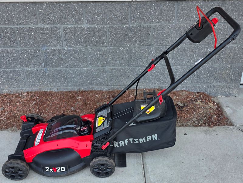 Craftsman Lawn Mower w/1 Battery & Charger CMCMW220