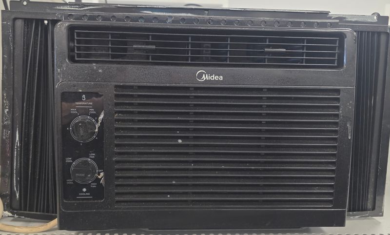 Midea Air Conditioner w/Remote MAW05M1WBL Midea Air Conditioner w/Remote MAW05M1WBL