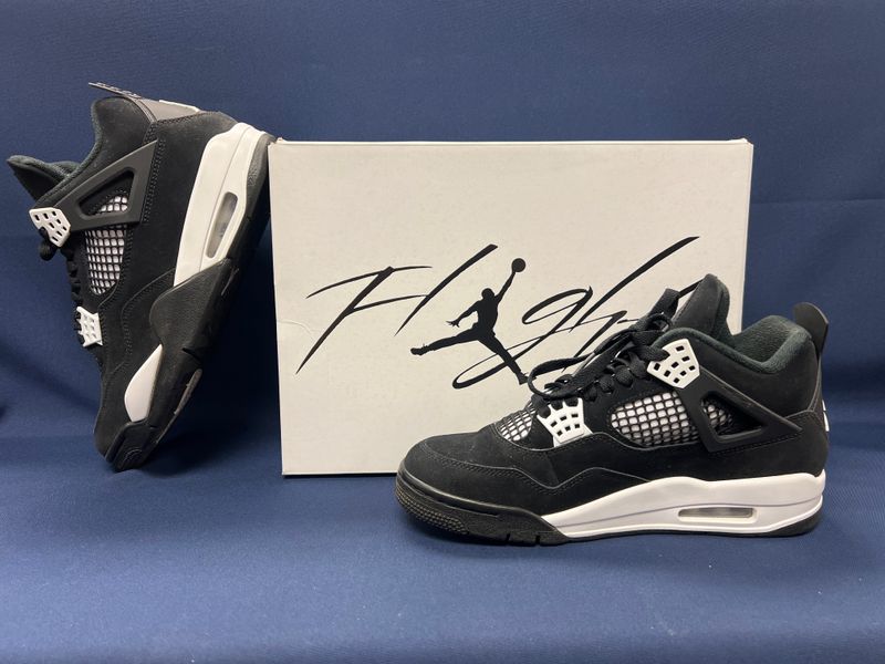 Air Jordan 4 White Thunder Size 8 Mens/9.5 WMNS