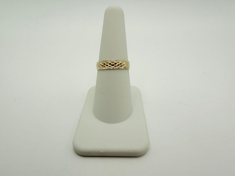 10KT Yellow Gold Band w/Design
