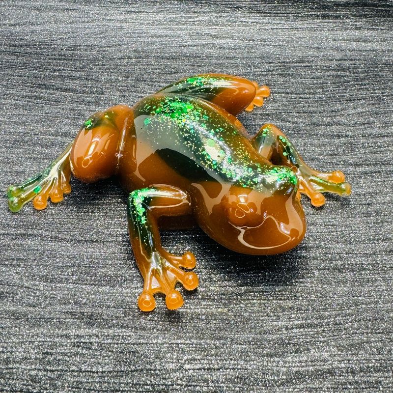 Brown/Green Frog Sparkling Model