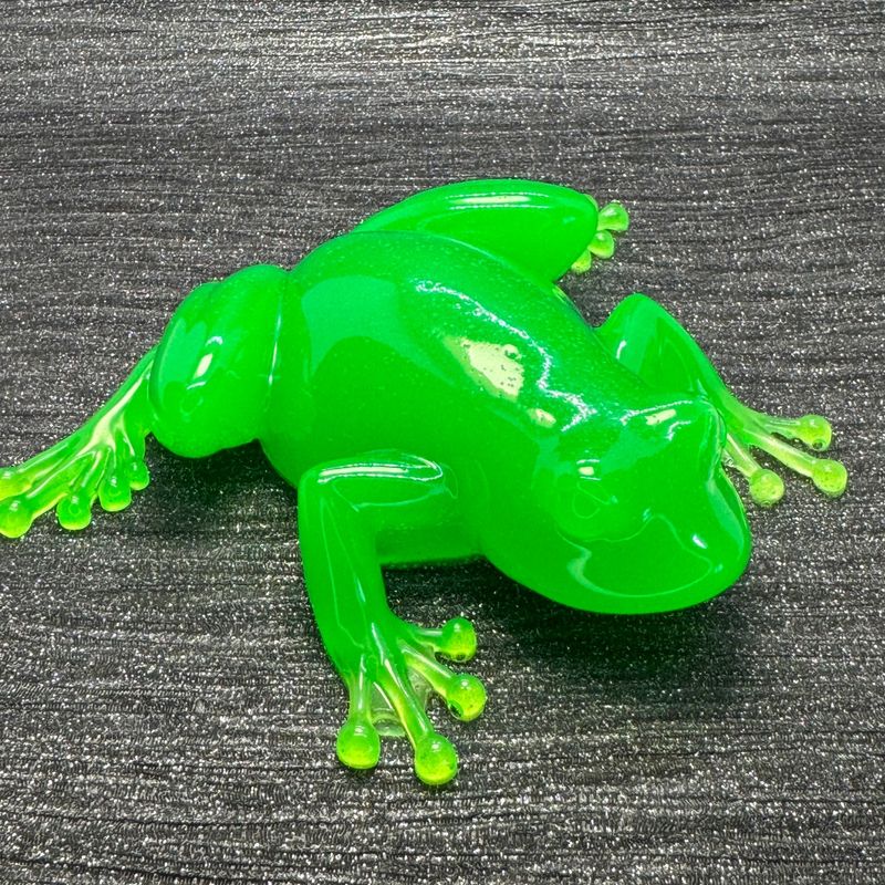 Bright Green Frog Ornament Model, Free pp