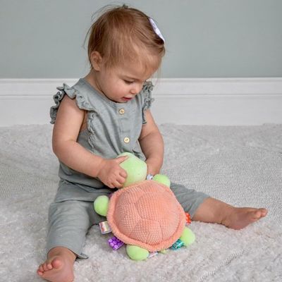 Tortuga de peluche con cintas sensoriales