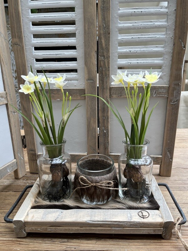 Tray met vaasjes narcissen en theelicht