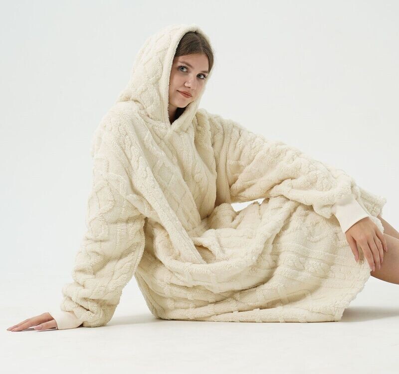 Oversized Hoodie & deken in één; extra grote kabeltrui 70 x 110 cm ECRU.
Nu met GRATIS huissokken