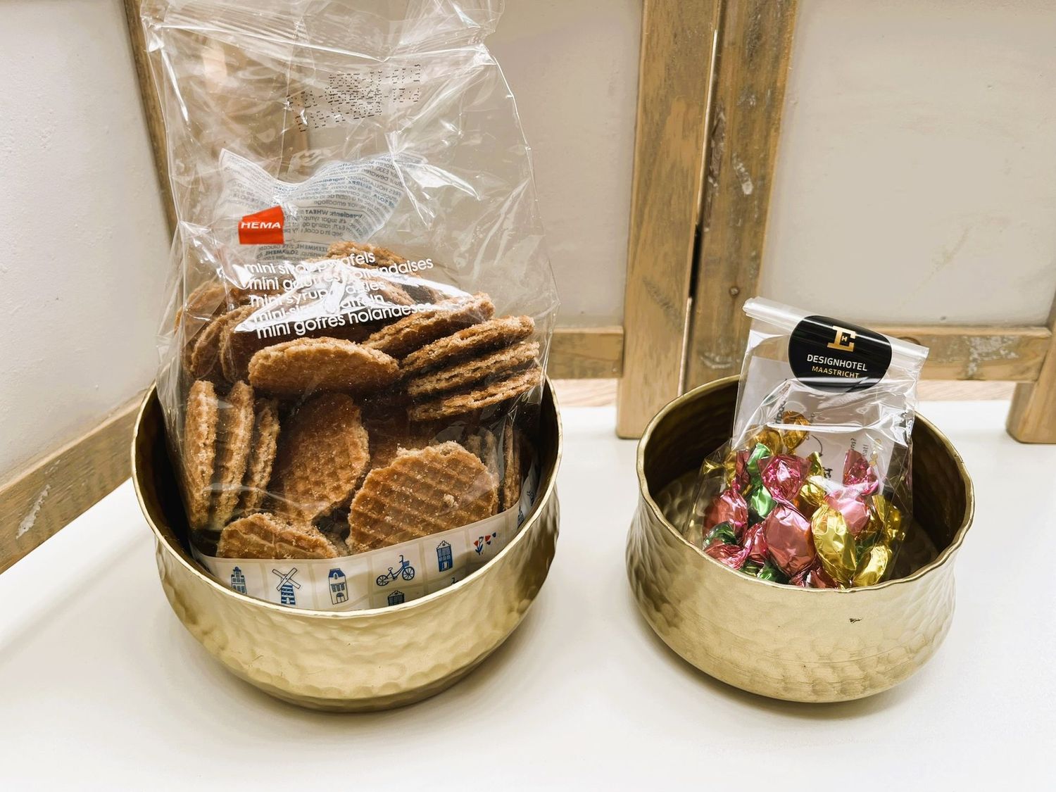 Goudkleurige metalen pot klein