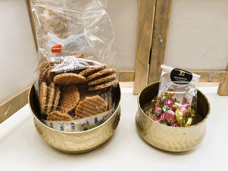 Goudkleurige metalen pot klein
