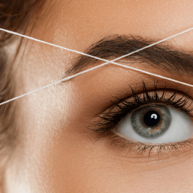 Depilación de cejas con hilo