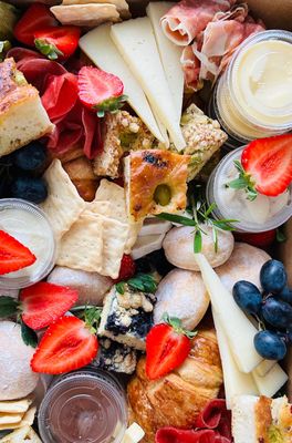 Iso Brunch Box Pikku-Pietarin Torikujan kahvilassa nautittuna (sis. kahvit ja mehut)