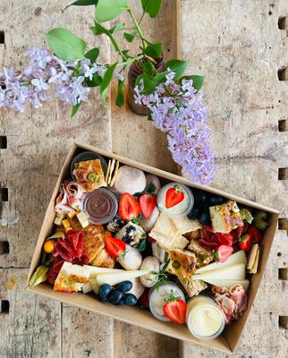 Medium Brunch Box Pikku-Pietarin Torikujan kahvilassa nautittuna (sis. kahvit ja mehut)