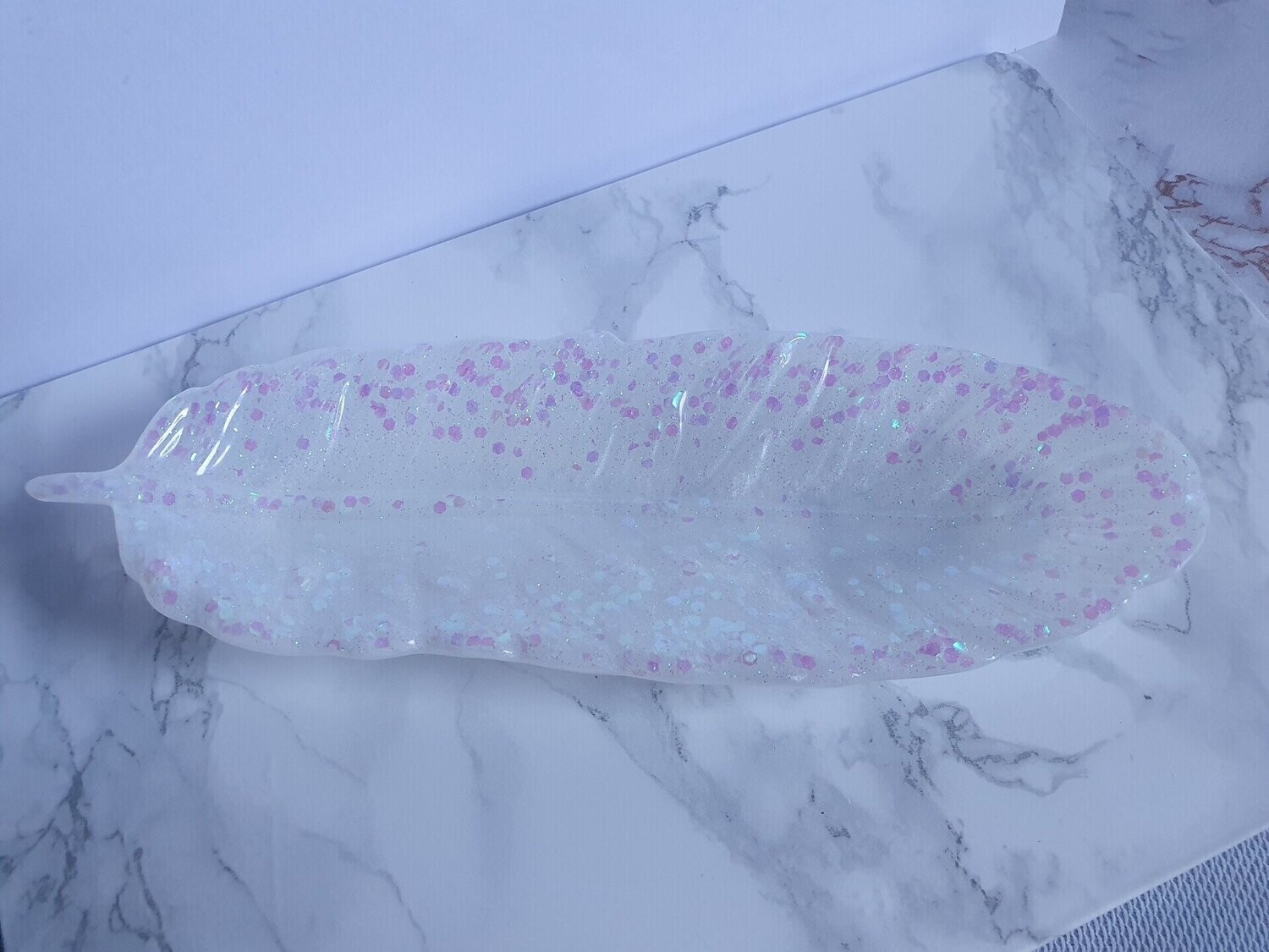 Plume en résine blanche à paillettes