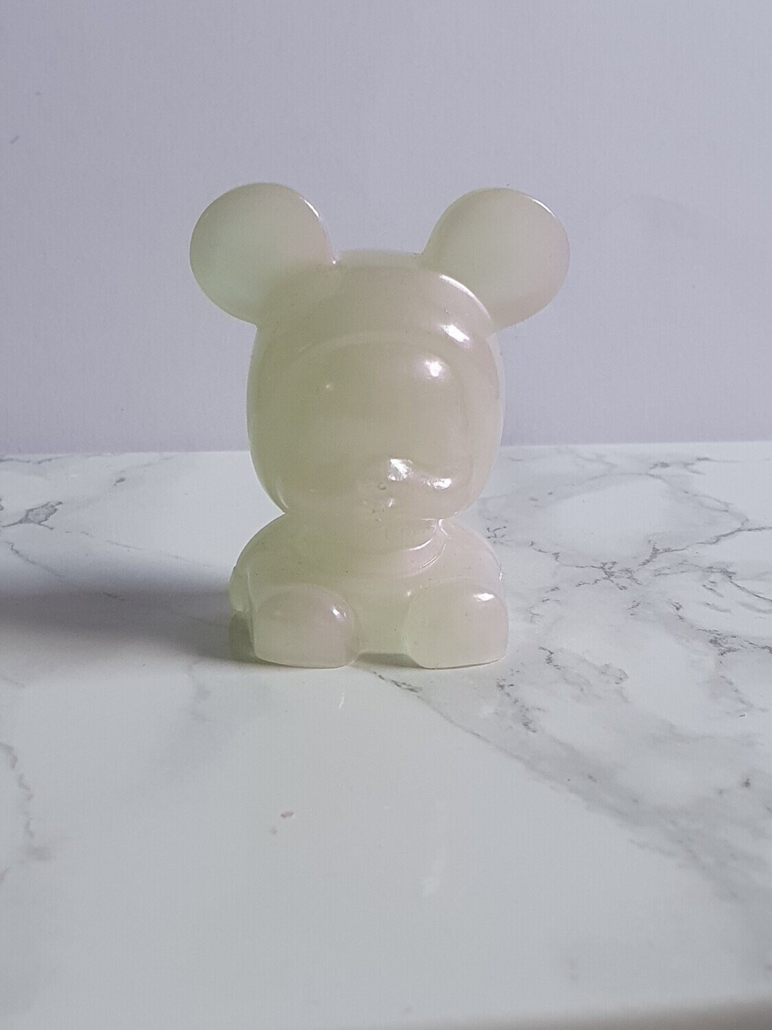 Bébé mignon blanc nacré à reflets