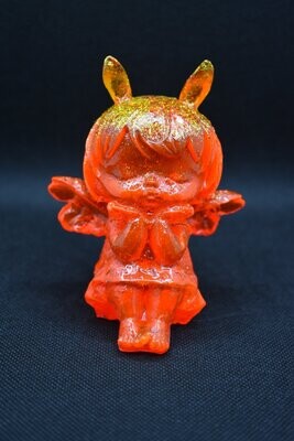 Ange boudeur orangé et paillettes dorées