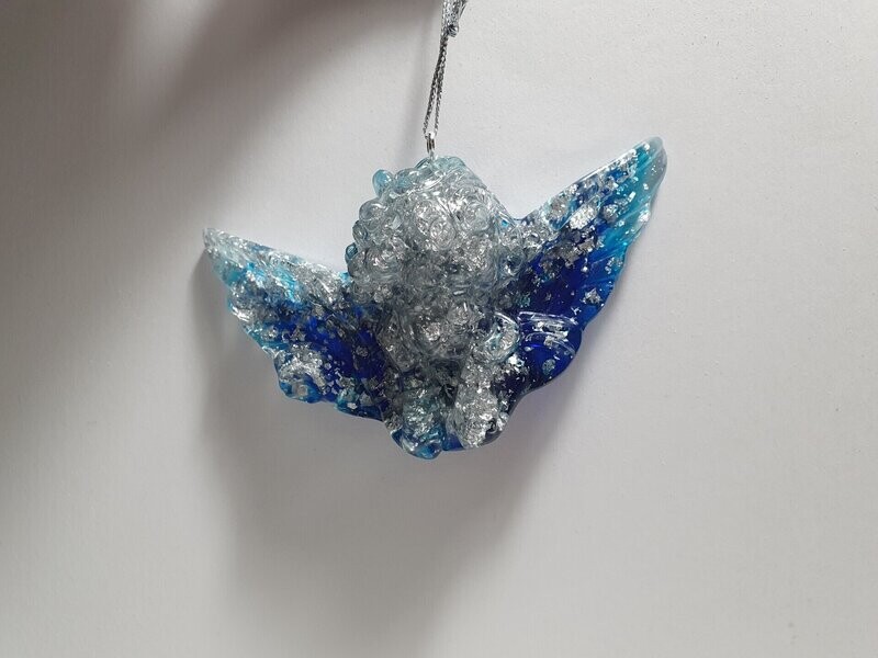 Ange bleu et feuilles d'argent